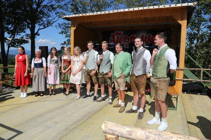 Zirbenkönigin Julia und ihre Prinzessinnen Viktoria und Edith bleiben noch im Amt, gewählt wurde beim Fest aber trotzdem.