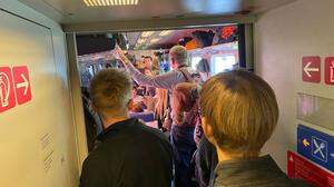 Dicht an dicht: Fahrgäste im Zug nach Wien standen so eng wie sonst in Straßenbahnen zur Morgenspitze