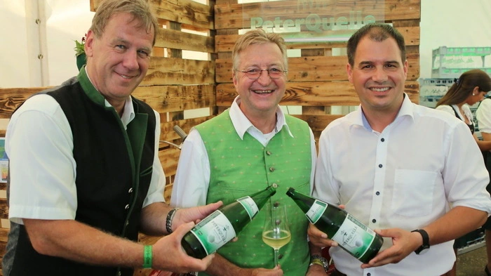 “Das Wasser wird uns heute nicht ausgehen, wir haben sogar einen Löschteich”, beruhigten Geschäftsführer Gerald Doleschel und Eigentümer Hans-Jürgen Riegel die vielen Gäste der 60-Jahr-Feier der Peterquelle in Deutsch Goritz ob der tropischen Temperaturen.