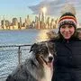 Stephanie Martin-Loike vor der Skyline von Manhattan