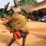 Ein Voodooci im togolesischen Dorf Sanguera tanzt sich in Tance