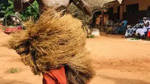 Ein Voodooci im togolesischen Dorf Sanguera tanzt sich in Tance