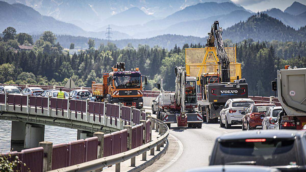 Rund 11.000 Fahrzeuge fahren täglich über die Stauseebrücke bei Völkermarkt. Nach Vorarbeiten folgt ab 27. Juli die Generalsanierung, die eine Totalsperre notwendig macht	