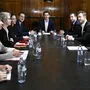Bundesregierung und Experten beim Gipfel gegen Gewalt im Netz.