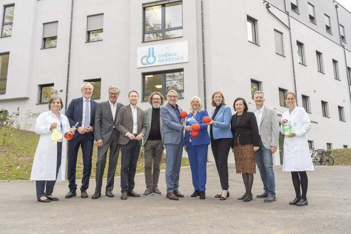 Stadtrat Günter Riegler, WKO Steiermark Direktor Karl-Heinz Dernoscheg, IV-Geschäftsführer Christoph Robinson, Wolfgang Kern aus dem Bildungsministerium, WKO Steiermark Präsident Josef Herk, Chemie Akademie Leiterin Andrea Hickel, Wirtschaftslandesrätin Barbara Eibinger-Miedl, Bildungsdirektorin Elisabeth Meixner und Stadtrat Manfred Eber (v.l.)