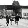 Journalisten fliehen vor den Angriffen der jugoslawischen Volksarmee auf die Grenzstation Bleiburg-Grablach am 27. Juni 1991