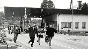 Journalisten fliehen vor den Angriffen der jugoslawischen Volksarmee auf die Grenzstation Bleiburg-Grablach am 27. Juni 1991