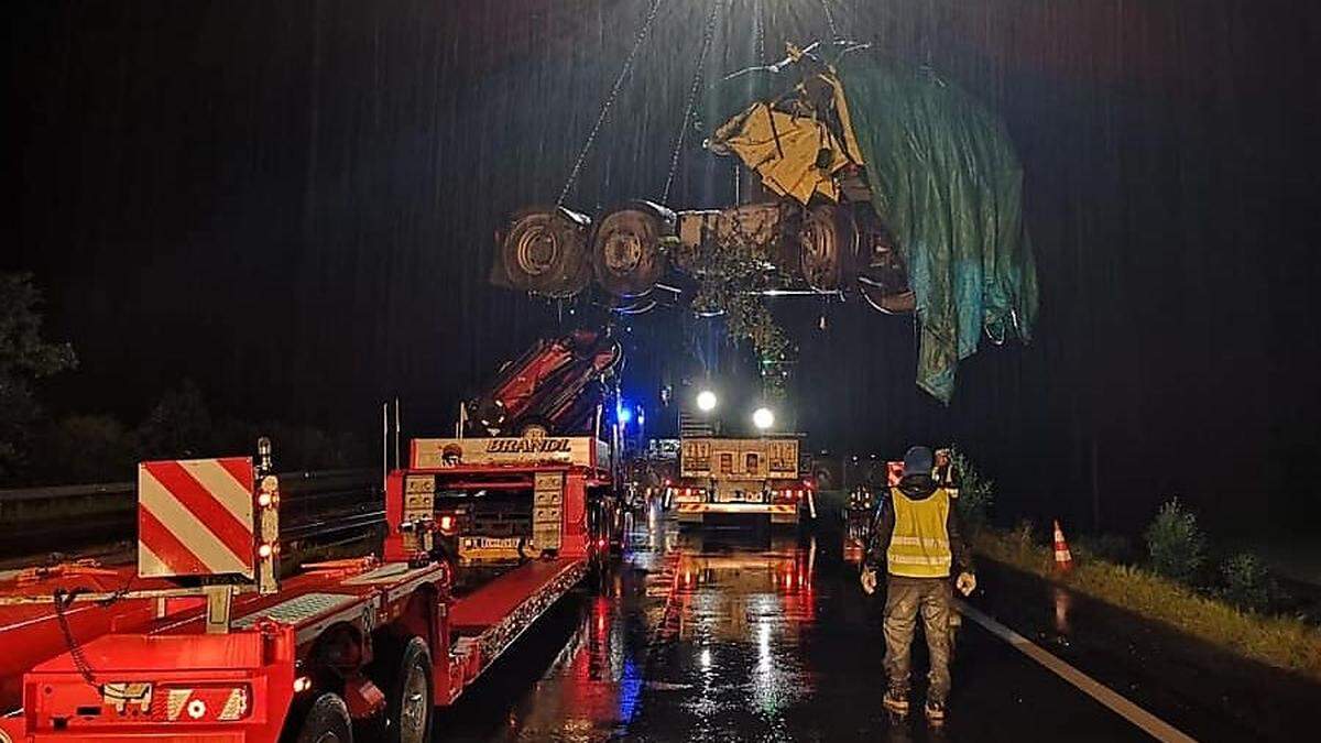 Der Lkw wurde in der Nacht geborgen