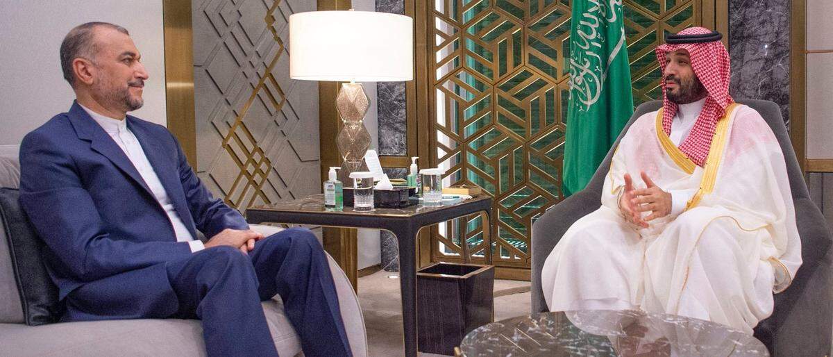 Irans Außenminister Amirabdollahian (l.) und Prinz Mohammed bin Salman 