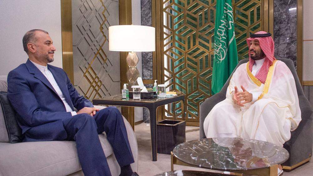 Irans Außenminister Amirabdollahian (l.) und Prinz Mohammed bin Salman 
