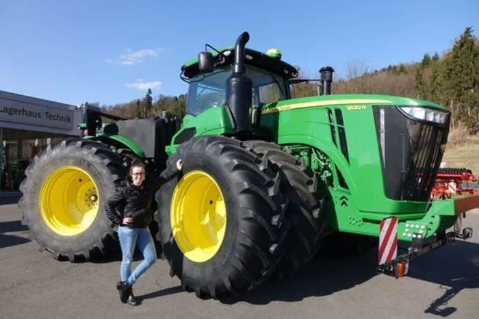 Die Banat Agri Group aus Rumänien hat den größten Traktor, den John Deere jemals in Österreich ausgeliefert hat, erworben. In Feldbach wurde der 22-Tonnen-Riese übergeben.