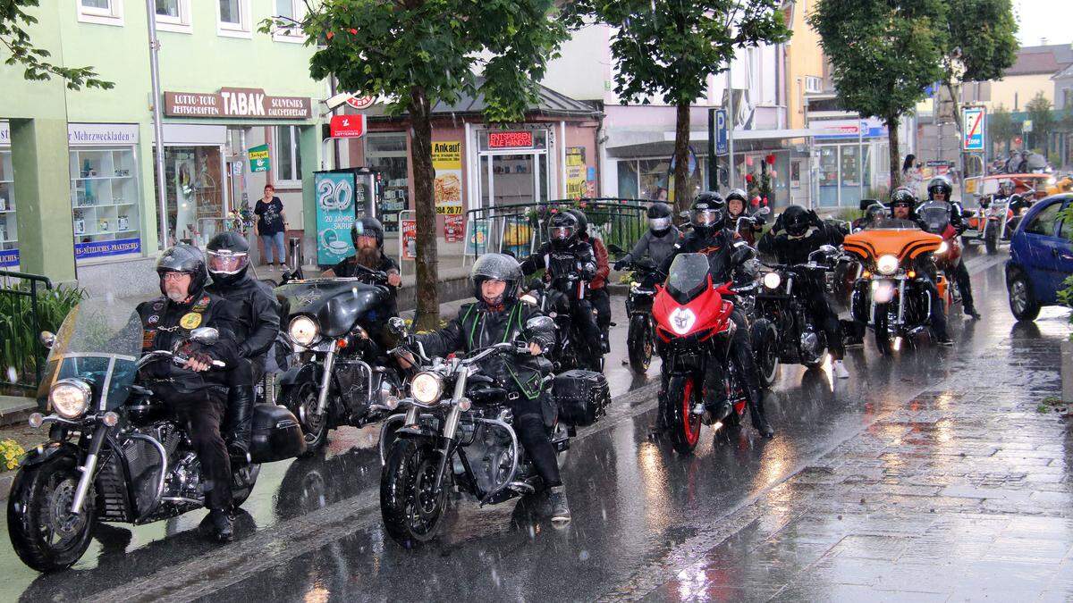 Von den teils widrigen Wetterbedingungen ließen sich die Zwei-, Drei- und Vierradbesitzer nicht aufhalten