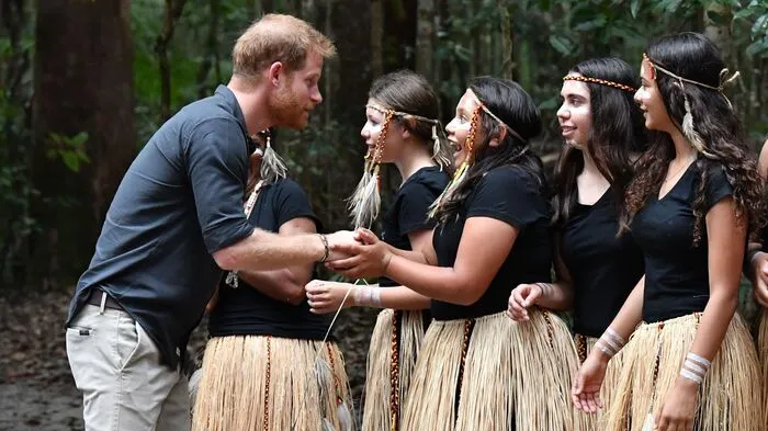 Mit einer traditionellen Aborigine-Zeremonie ist Prinz Harry (34) auf der australischen Insel Fraser Island begrüßt worden. Mitglieder des Aborigine-Volkes der Butchulla tanzten am Montag für den royalen Gast und zeigten ihm die atemberaubende Natur der zum UNESCO-Weltkulturerbe zählenden Insel.