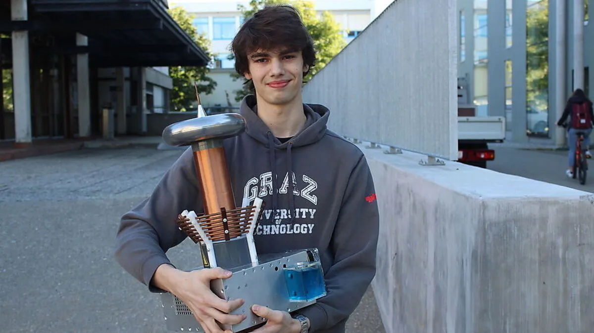 Nikolaus Juchs Teslaspule erzeugt Blitze 