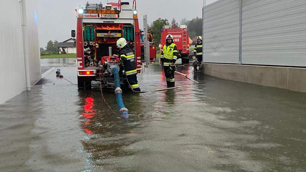 In Söding bringt die Feuerwehr das Wasser kaum weg