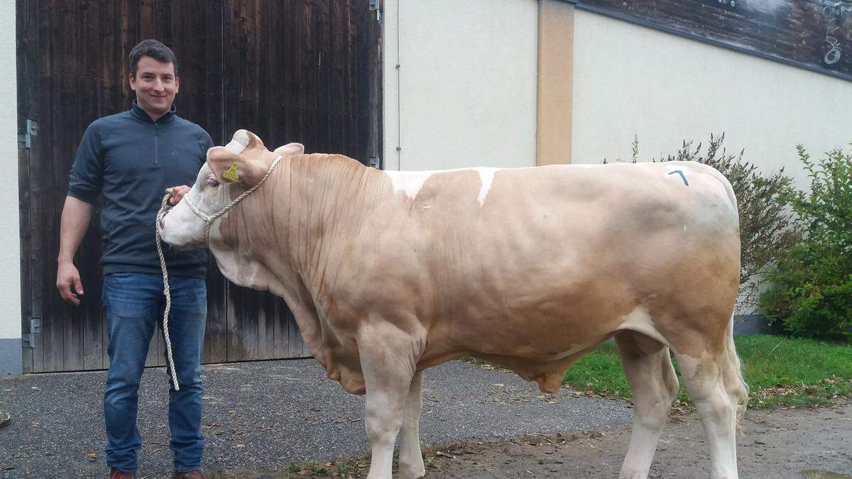 Martin Stückler mit seinem Stier „Wintertraum“