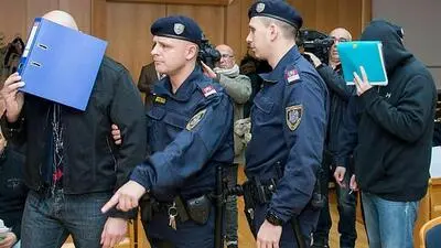 Zwei der Angeklagten vor Prozessbeginn 