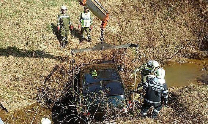 Die Feuerwehren Schützing und Feldbach bargen den Pkw