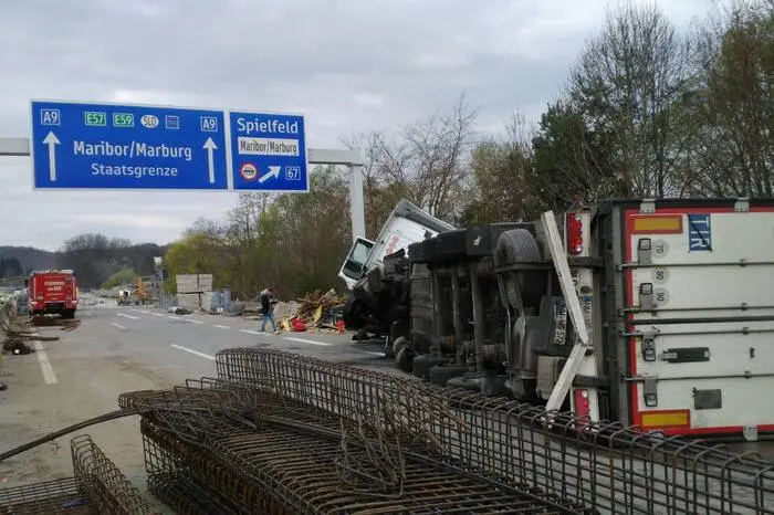 Der Verkehr wurde durch den Unfall nicht beeinträchtigt, hieß es.
