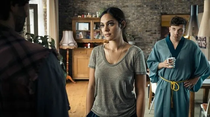 Die vielen Gesichter von  Nilam Farooq. Rechts in der Komödie „Rate Your Date“