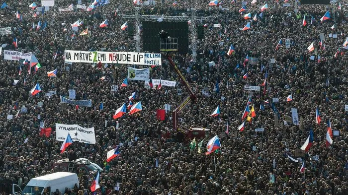 Rund 250.000 Tschechen haben am Samstag bei einer Demonstration in Prag den Rücktritt von Regierungschef Andrej Babis gefordert.