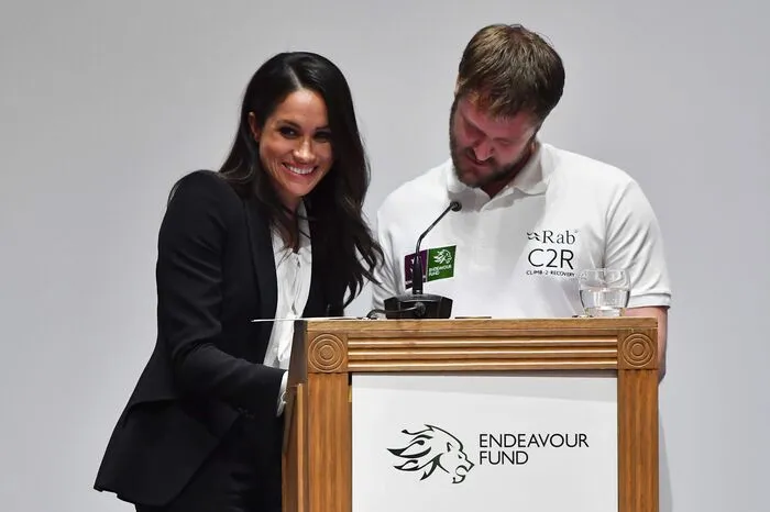 Für Lacher im Saal sorgte der Moment, als die 36-Jährige auf der Bühne einen Preis überreichen wollte, ihr Co-Präsentator aber zunächst die Liste der Nominierten nicht finden konnte. Markle überspielte die Panne mit einem Lächeln und versuchte immer wieder zu helfen.  