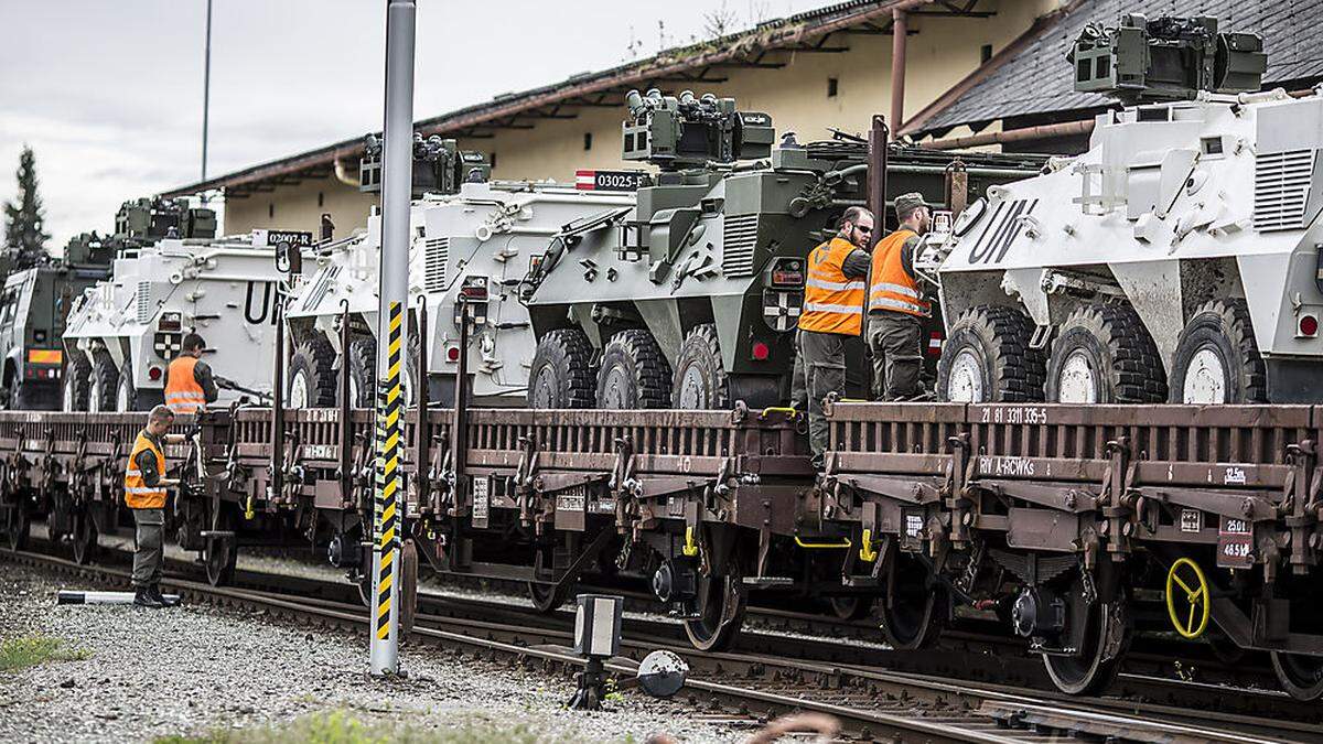 Verladung der Panzer für die Übung in Deutschland