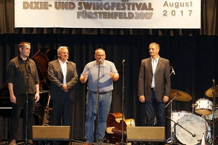 ...gemeinsam mit Bürgermeister Werner Gutzwar und Heiltherme-Geschäftsführer Gernot Deutsch vor.