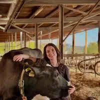 Katharina Haring mit einer ihrer 100 Milchkühe.