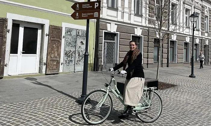 Guide Tina führt auf dem Retro-Rad durch die ehemalige Lederhochburg