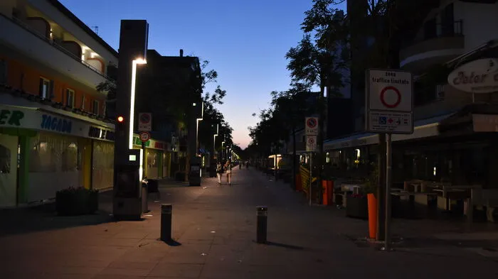 Schon kurz vor 4 Uhr früh sind die Reinigungstrupps ausgerückt, um die Spuren der ersten Partynacht in Lignano zu beseitigen. 