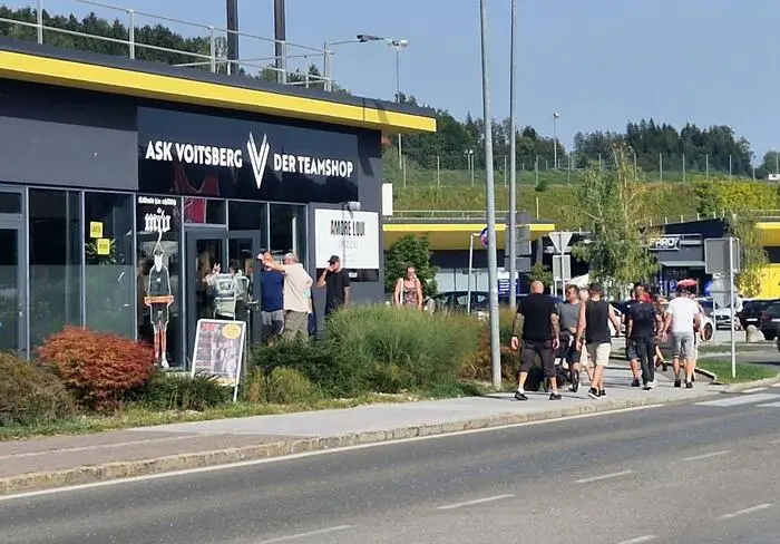 Vor dem Fanshop standen Donnerstagnachmittag zahlreiche Fans an