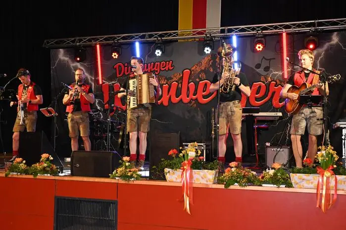 Für beste Stimmung im Ballsaal sorgten „Die jungen Wernberger“ mit schwungvoller Tanzmusik. 