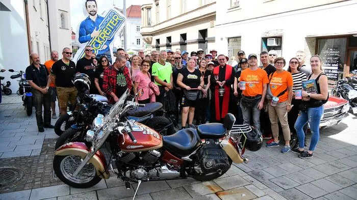 Pfarrer Markus Plöbst nahm - bereits traditionell - die Segnung am Sonntag für die Teilnehmerinnen und Teilnehmer der Iron Road for Children 2023 vor.