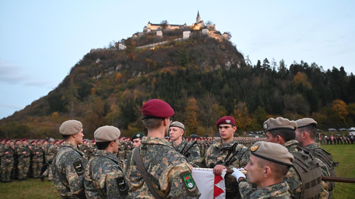 Angelobung am Fuße der Burg Hochosterwitz.