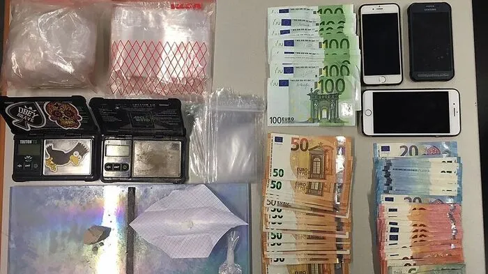 Drogen, Suchtgiftutensilien, Bargeld sowie Mobiltelefone wurden beschlagnahmt