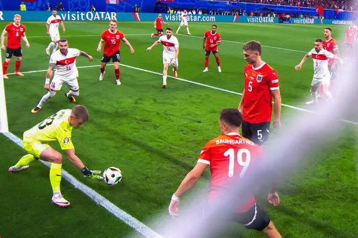 Patrick Pentz konnte zunächst noch klären, aber nur vor die Füße von Demiral