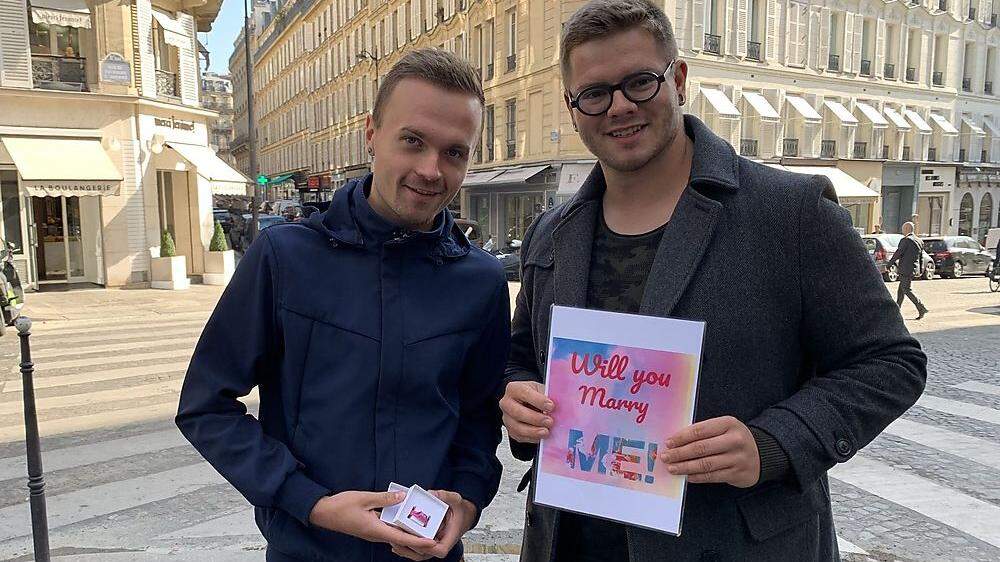 Dominic Etschmeier (links) aus Köflach bekam von seinem Freund Patrick beim Taylor-Swift-Konzert in Paris einen Heiratsantrag