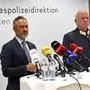 LKA-Chef Gottlieb Türk (links) und Wolfgang Rauchegger, stellvertretender Landespolizeidirektor, bei der Pressekonferenz