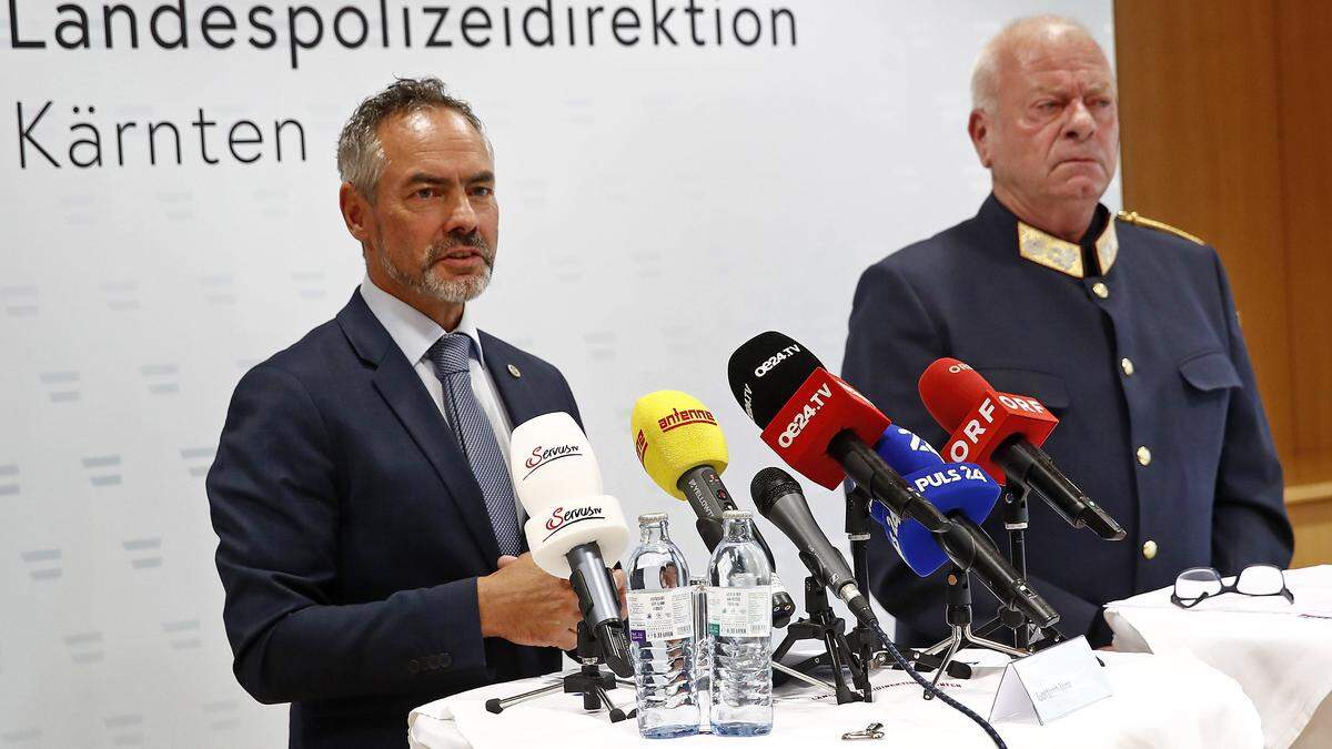 LKA-Chef Gottlieb Türk (links) und Wolfgang Rauchegger, stellvertretender Landespolizeidirektor, bei der Pressekonferenz