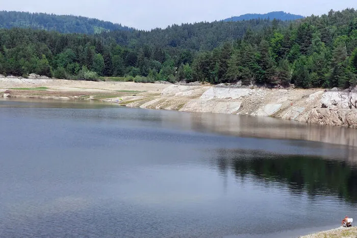 Statt einer erfrischenden blau schimmernde Wasser-Oase, zeigt sich derzeit eine wüstenartige Mondlandschaft, in der sich die Hitze staut.