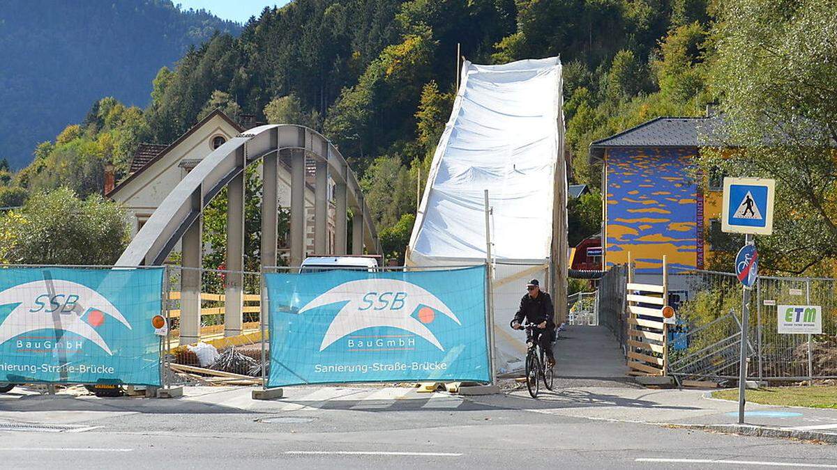 Die alte Bogenbrücke bekommt mit der Sanierung ein neues Bild, das zum Gemeindeamt passen soll.