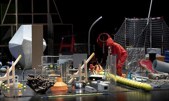 Die Produktion "Eraser Mountain" von Toshiki Okada feierte in Kyoto Premiere, das Bühnenbild ist schon in Wien
