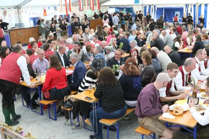 Fazit: Ein Abend voller Tracht, Musik und guter Stimmung – Friesach zeigte einmal mehr, dass man für echtes Oktoberfest-Feeling nicht bis München fahren muss. Ein Video gibt es auf Facebook Kleine Zeitung St. Veit/Feldkirchen zu sehen. Klicken Sie sich durch die Fotogalerie!