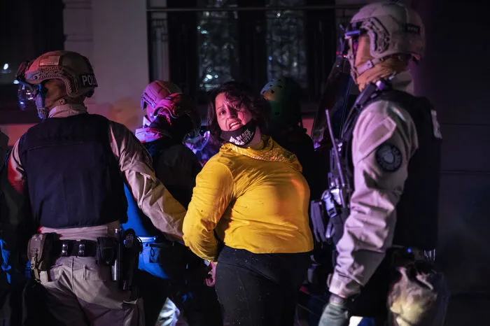 In Portland im Bundesstaat Oregon nahm die Polizei eigenen Angaben zufolge bei Demonstrationen zehn Personen fest und stellte waffentaugliches Material sicher.