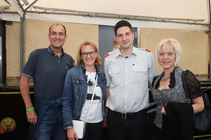 Kommandant Daniel Gönitzer hier am Bild mit Stadträtin Ina Hobel, rechts von ihm, hatte allen Grund zur Freude.