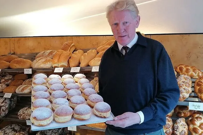 Optisch präsentiert sich der Faschingskrapfen der Traditionsbäckerei Strohmayer von seiner besten Seite und stellt damit – zumindest in diesem Kriterium – die restliche Grazer Konkurrenz in den Schatten. „Sie sind echt gut aufgegangen.“ Und das Auge isst ja bekanntlich immer mit. Preis: 1,30 Euro