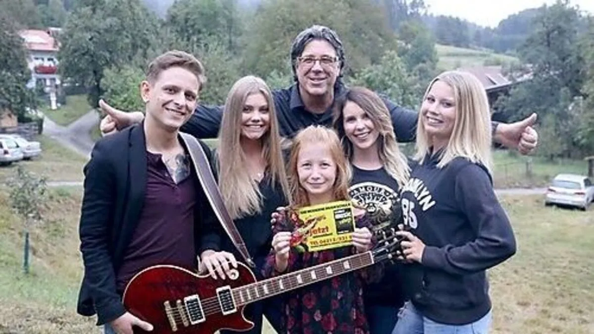 Leiter Freddy Zitter (hinten) mit seinen Schülern bei einem der Sommerkonzerte in Graßdorf 