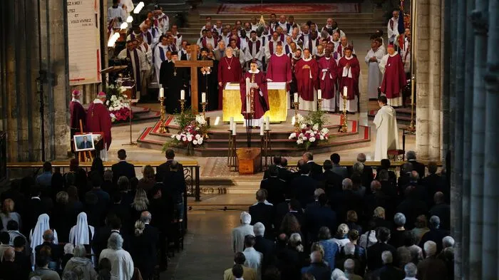 Knapp 2000 Menschen versammelten sich am Dienstagnachmittag in der Kathedrale der nordfranzösischen Stadt und verabschiedeten sich von Pater Hamel (85), der vor einer Woche bei einer Terrorattacke getötet wurde.