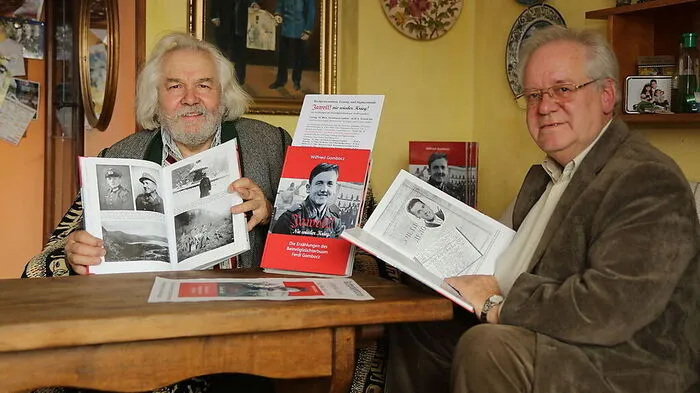 Wilfried Gombocz (links) und Co-Autor Heinz Strauss mit dem Buch „Jawohl! Nie wieder Krieg!“